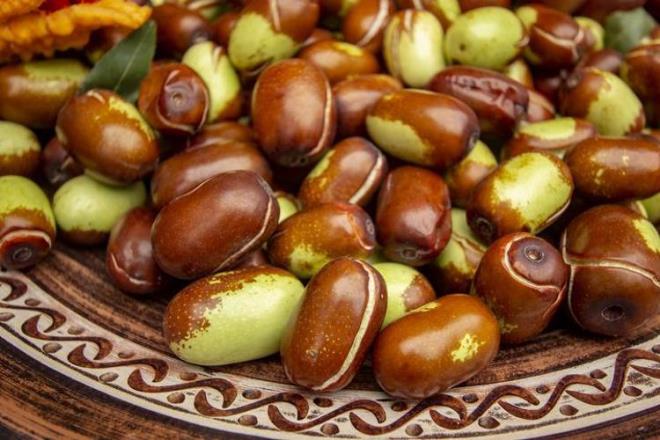 JOJOBA YAI<p>    Jojoba ya, sa derisi tarafndan kolayca emilen ve sa kklerini nemlendiren bir yadr. Sa tellerinin glenmesine yardmc olur ve sa dklmesini azaltr. Ayrca sa derisindeki sebum retimini dengeler, bu da san salkl uzamasn salar.