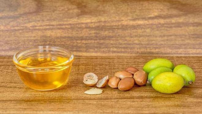 ARGAN YAI<p>    "Sv altn" olarak adlandrlan argan ya, E vitamini ve antioksidanlarla doludur. Salara uygulandnda sa tellerini besler, krklar nler ve san doal parlakln geri kazandrr.