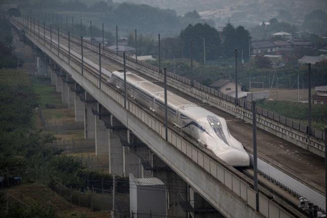 2030'lardan itibaren lkede makinistsiz hzl trenlerin de sefere balamas planlanyor  <p>  Hzl trenler japonya'da turistlerin de gzdesi.<p>    Brad pitt'in 2022'de gsterime giren "bullet train" "suikast treni" filmi bir tetikinin Tokyo ve Kyoto arasnda hzl trenle seyahetini konu alyordu.