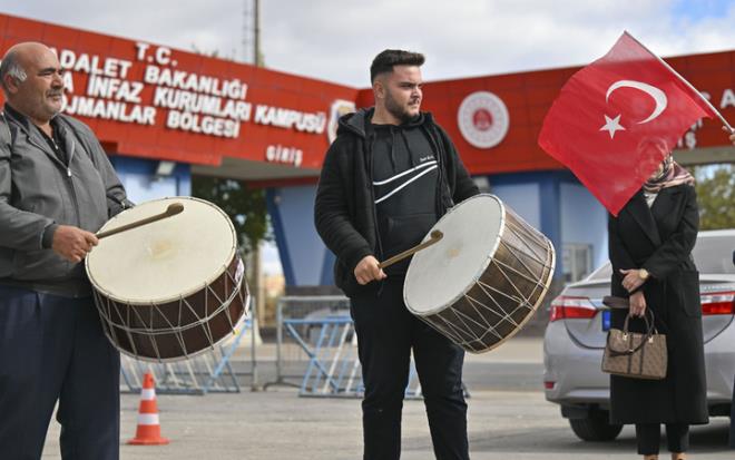 Vatan Gazileri ve ehit Yaknlar Dernei, FET eleba Fethullah Glen'in lm haberini Sincan Yenikent Cezaevi nnde davul zurna eliinde duyurdu.