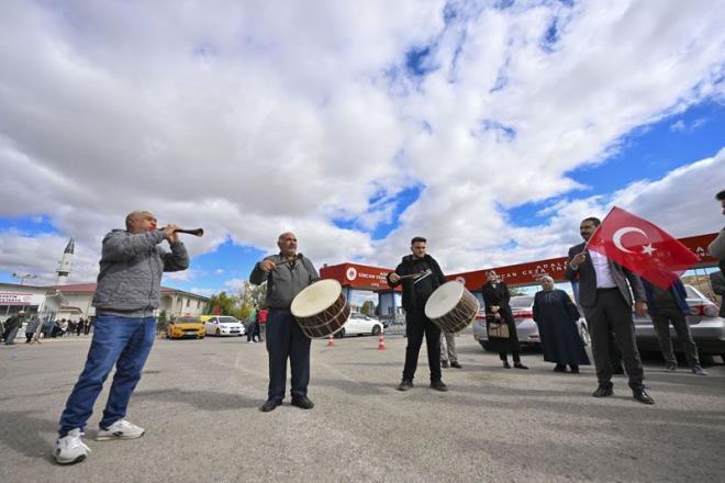 15 Temmuz gecesinde Cumhurbakan Recep Tayyip Erdoan'n halka ars zerine eiyle sokaa ktklarn anlatan gazi Emine Aydnbelge ise unlar kaydetti:    "Eimle Genelkurmayn nnde helikopterden alan ate sonucu yaralandk. lkenin askeri niformalarn giymi bir ekilde lkeyi ele geirmeye alt. Biz de o gn sivil olarak vazifemizi yaptk. Onlara kar durduk. Baarsz oldular. Hastanede ekilen rntgende bacamdan trnak byklnde 22 arapnel kt. Onlarn hain ve terrist olduu bir gerek. Onun gibi lkemize gz diken veya farkl emelleri olan insanlara kar durduumuzu 'FET ld bu i bitti' demediimizi gstermek iin biz bugn buradayz. Biz mcadelemize devam ediyoruz. Biz lkemizi seviyoruz. Hainlerin yeri ite bu lke deil."