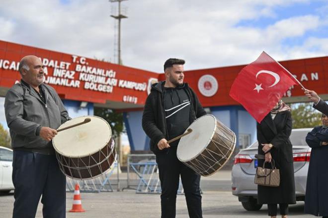 Almaz, "Vatanmzn bekasna kasteden FET hain terr rgtnn liderinin cehenneme gittii bilgisini aldk. Devlete ihanet eden, vatana ihanet edenin hali bu olur. Vatansz bir ekilde buradan binlerce kilometre tede gmlmek zorunda kald. Bakn lideriniz geberdi. Siz de aklnz banza aln. Vatansz bir ekilde lmek yerine gelin, tvbe edin. Cezanz neyse ekin ve devletimizin efkatli kanatlar arasnda yerinizi aln. Yoksa tarumar olacaksnz. Bu devlete bakaldrann ba alnr arkadalar." diye konutu.