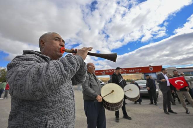Dernek yesi Mehmet Celal Almaz, Sincan Yenikent Cezaevi nnde yapt basn aklamasnda, FET eleba Glen'in lmnn tm devlet dmanlarna ibret olmas gerektiini syledi.