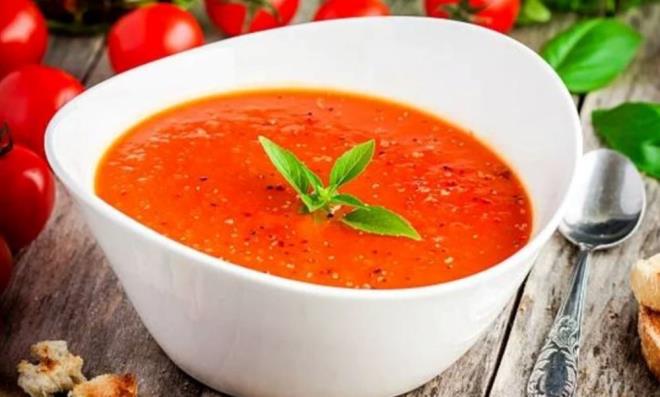 DOMATES ORBASI  <br>  Malzemeler:  <br>  4-5 adet olgun domates (veya 1 kutu domates presi)  1 adet soan  1-2 di sarmsak  2 yemek ka zeytinya  2 su barda sebze veya tavuk suyu  1 tatl ka eker (istee bal)  Tuz  Karabiber  Taze veya kuru fesleen (istee bal)  <br>  Yapl:  <br>  Sebzeleri Hazrlayn: Soan ve sarmsa ince dorayn. Domateslerin kabuklarn soyup kp kp dorayn (veya presi kullann).    Soteleme: Zeytinyan bir tencerede stn. Soan ekleyip pembeleene kadar kavurun. Ardndan sarmsa ekleyin ve ksa bir sre daha kavurun.    Domatesleri Ekleyin: Doranm domatesleri (veya domates presini) tencereye ekleyin. Tuz, karabiber ve istee bal olarak eker ekleyip kartrn. 5-10 dakika kadar piirin.    Suyu Ekleyin: Sebze veya tavuk suyunu ekleyin ve kaynamaya brakn. Kaynadktan sonra ksk atete 15-20 dakika piirin.    Blendardan Geirin: orba pitikten sonra bir blendrla pre haline getirin. sterseniz kvamn ayarlamak iin biraz su ekleyebilirsiniz.    Baharatlar Ekleyin: stee bal olarak taze veya kuru fesleen ekleyin ve bir tam daha kaynatn.    Servis: Scak olarak servis edin. sterseniz zerine bir tatl ka krema ekleyerek sunabilirsiniz.