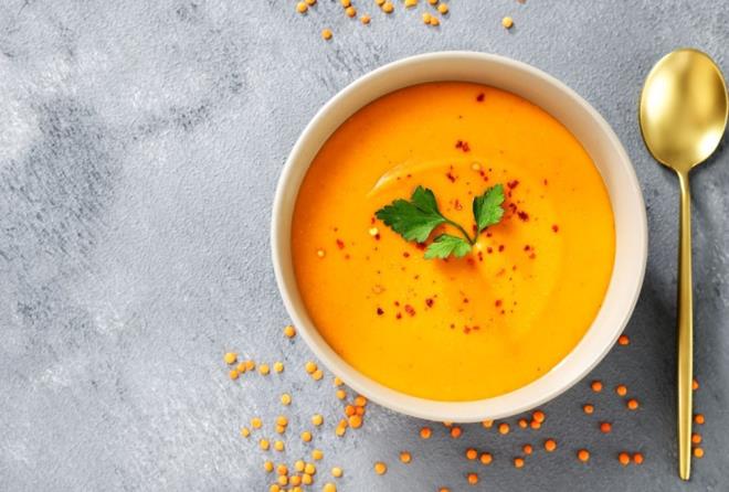 MERCMEK ORBASI  <br>  Malzemeler  <br>  1 bardak mercimek  1 yemek ka kadar pirin  1 tepeleme yemek ka un  1 byk soan, ince kylm  2 byk di sarmsak  2 yemek ka sirke  6 bardak su  1/4 bardak tereya veya margarin  2 tatl ka tuz  <br>  Yapl:  <br>  Byke bir tencerede tereya veya margarini eritin, ince ince kylm soan ekleyip ok karartmadan pembeleene kadar kartrn. 6 bardak suyu ve tuzu ekleyip kaynama noktasna getirin. Mercimei ve pirinci ykayp szn ve kaynamakta olan suya ekleyin. Mercimek ve pirin yumuayncaya kadar piirin. Eer mercimekler yumuamadan nce ok su buharlamsa bir bardak su daha ekleyin. (Pime sresi mercimein kalitesine baldr.) Yarm bardak kadar souk su daha alp unla kartrn ve ptrsz bir sv elde edin. Bunu tencerede kaynayan pirin ve mercimee ilave edin. Bu orbay koyulatrmak iindir ve unun pimesi iin 5-6 dakika daha piirmelisiniz. 2 di sarmsa iyice dvp sirke ile kartrn ve orbaya dkn. Duman tterken servis yapn.