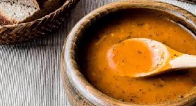 EZOGELN ORBASI  <br>  Malzemeler:  <br>  1 su barda krmz mercimek  1/2 su barda bulgur (istee bal)  1 adet soan  1 adet havu  1 adet domates (veya 1 yemek ka domates salas)  2-3 di sarmsak  1/2 ay barda zeytinya veya tereya  6 su barda su veya sebze/tavuk suyu  1 tatl ka nane  1 tatl ka pul biber  Tuz  Karabiber  Limon (servis iin)  <br>  Yapl:  <br>  Sebzeleri Hazrlayn: Soan, havucu ve sarmsa ince dorayn. Domatesi kabuklarn soyup dorayn.    Sebzeleri Kavurun: Zeytinyan bir tencerede stn. Soan ekleyip pembeleene kadar kavurun. Ardndan havu ve sarmsa ekleyin, birka dakika daha soteleyin.    Mercimek ve Bulguru Ekleyin: Ykanm mercimek ve bulguru tencereye ekleyin. Domates veya domates salasn ekleyin ve kartrn.    Suyu Ekleyin: zerine su veya sebze/tavuk suyunu ekleyin. Tuz, karabiber, nane ve pul biberi ekleyin. Kaynamaya brakn.    Piirme: orba kaynadktan sonra ksk atete mercimekler yumuayana kadar (yaklak 20-25 dakika) piirin.    Blendardan Geirin: orba pitikten sonra bir blendrla pre haline getirin. sterseniz, kvamn ayarlamak iin biraz su ekleyebilirsiniz.    Servis: Scak olarak servis edin. sterseniz yannda limon dilimleriyle sunabilirsiniz.