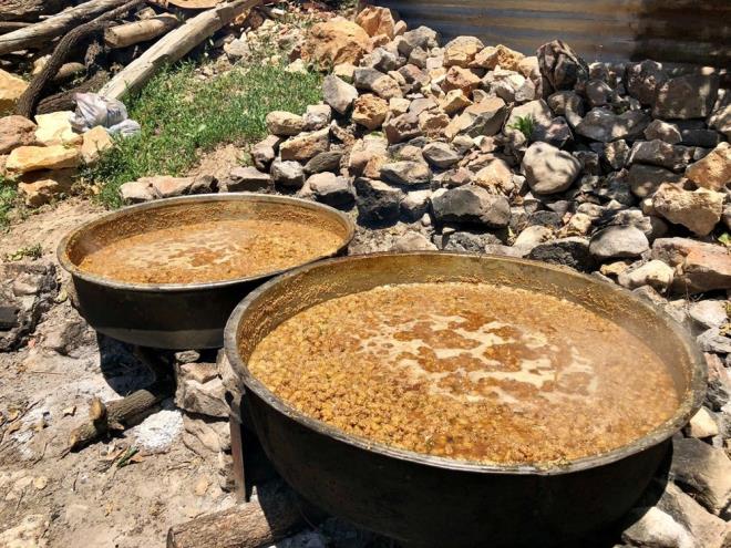 KARADUT PEKMEZ    drar sktrmeye yardmc olur.Mideyi kuvvetlendirir. zellikle lser sorunu olanlar iin nerilir.Bronite ve ksrk gidermeye yardmc olur. Gs arlarn giderir.Kilo almna yardmc olur. Kan yapcdr.    Bebeini emziren annelerde st artrmaya yardmc olur.*Yapsnda bulunan yksek vitamin ve mineral ierii ile di ve di etleri zerinde ok olumlu etkileri vardr.    zm Pekmezi, dut gibi en ok bilinen pekmez trdr. zm pekmezinin faydalar ise u ekildedir; Vcudunuzdaki kan miktarn arttrr. Doal bir enerji deposudur.    tah acdr.Hamilelik dneminde ve bebek geliiminde ok etkilidir. Uzmanlar bu dnemlerde kullanlmas nermektedirler.    Midenizi, barsaklarnz ve bbreklerinizi kuvvetlendirir. Damar sertliine kar nkoruyucudur. Kan dolamnz rahatlatr. Stresinizi azaltr.