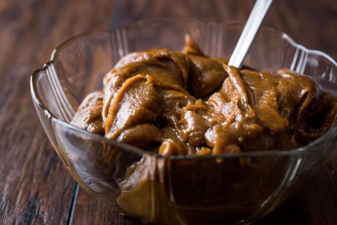 PEKMEZ ETLER VE VCUDA FAYDALARI    NCR PEKMEZ    Hem lezzetli hem de ifa kayna olan incir pekmezini zellikle k aylarnda tketmek son derece faydaldr.    Kemik erimesi riskini azaltarak, kas ve kemikleri glendirir.    Di ve di eti sal iin nemli bir etkisi vardr. Tansiyonu dengeler.