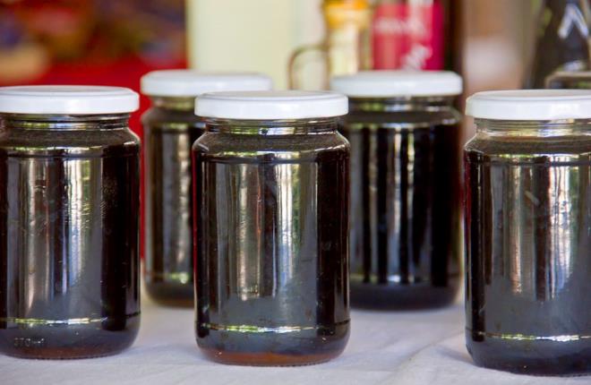 ANDIZ PEKMEZ    Toplumda pek bilinmeyen bir pekmez eidi olan andz pekmezi, andz aac meyvesinden elde edilmektedir.zellik ile alerji, basur, kant, sa dklmesi, sedef hastal, Gut, ocuklarda ksrk, yetikinlerde alt slatma sorununun dermandr.erisindeki barndrd esansiyel ya asitleri sayesinde antioksidan zellie sahiptir. Andz pekmezin tad biraz acms olsa da bir ifa kaynadr.ocuklara sabah ve akam bir tatl ka erikinlere ise sabah ve akam bir orba ka tketilmesi uygundur.Andz pekmezi esiz bir ksrk urubudur. Gemeyen inat ksrkleri annda yok eder.    Gut hastaln nleyicidir. Alerji, kant ve egzama, sedef hastalna ok faydaldr.Kalbi ve damarlarn korur. Vcudumuzdaki biriken toksinleri dar atmamza yardmc olur*Barsak sistemi iin olduka faydaldr. zellikle barsakta oluan parazitleri etkisiz hale getirir, ishal ve basur oluumu da engeller.    drar yollar iin mkemmel bir ifal bitkidir. drar yollarnda oluan iltihab temizler bunun yannda idrar tutukluu ve bbrek talarna iyi gelir. Yetikinlerde alt slatma sorunu iin ok faydaldr. Cildimiz iinde olduka ifal bir bitkidir. Cildimizde oluan banlara veya iltihaplara krem haline getirip srldnde toplar ve da atmn salar.