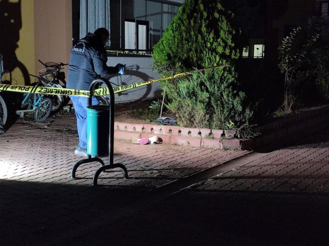 Burada ikili arasnda kan tartmada Kktademir, yannda bulunan bakla Ebru Kktademir'i vcudunun eitli yerlerinden 17 bak darbesi ile yaralad.