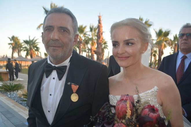 YAVUZ BNGL'E BABASINDAN STKLAL MADALYASI    Yavuz Bingl' dedesi olak Hseyin'e ait stiklal Madalyas nikah treninde babas Ylmaz Bingl tarafndan sanatya takld.