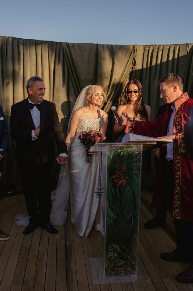 nl sanat Yavuz Bingl, 5'inci kez evlendi. Bingl, uzun yllardr ak yaad Nilah Aaolu ile Balkesir'in Ayvalk ilesinde mutlulua "evet" dedi.