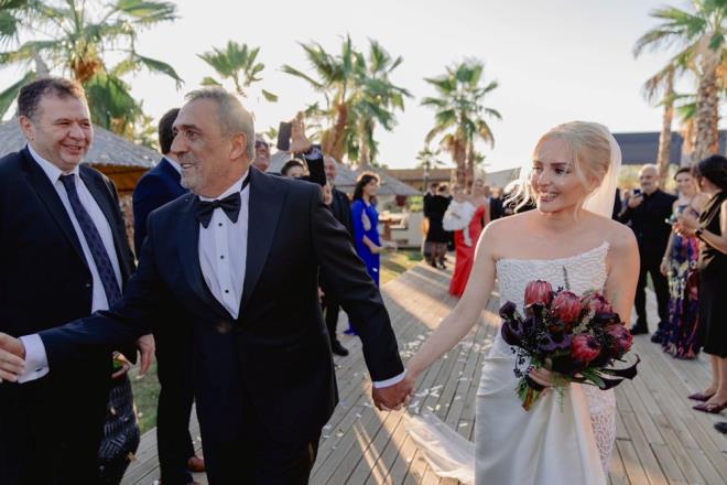 Dzenlenen nikah trenine i ve sanat dnyasnda ok sayda davetli katld.