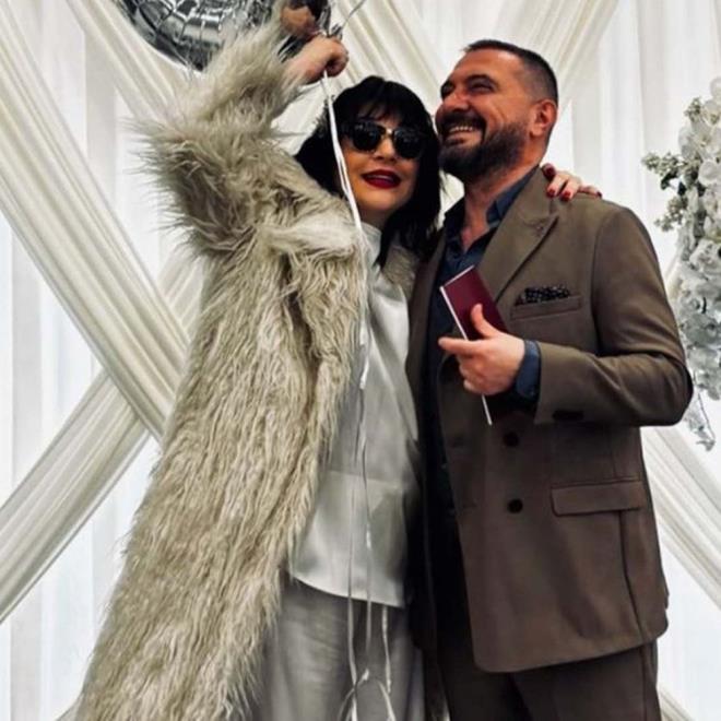 "BANA SETTE ENERJ DEPOLADILAR"    te yandan Gonca Vuslateri, getiimiz haftalarda setteyken ei Levent Bey ile grntl grt anlar takipileriyle paylamt.