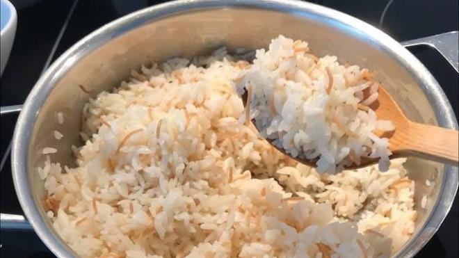 Hemen hemen hepimizin severek tkettii pirin tekrar stldktan sonra zehirlenmelere sebep olabilir. Aslnda zehirlenmeye sebep olan pirincin tekrar stlmas deil, doru koullarda saklanmamas.