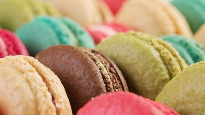 GIDA BOYALI YYECEKLER<br>  Bu Dr. Kiss iin kesin bir kural deil, ancak o, salarn rnek vererek, garip bir renge boyanm yiyecekleri %99 orannda yemediini belirtiyor.<br>      'Gda boyasyla kapl' gda maddelerinin 'vcudunuz iin iyi olmadn ' aklyor.