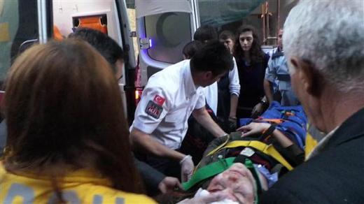 Polis olayla ilgili soruturma balatrken, vatandalarda sz konusu inaatla ilgili olarak ikayetlerde bulunduklarn fakat yeterli nlem alnmadn ileri srerek firma sahiplerine tepki gsterdi.