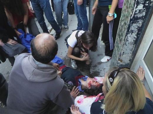 Kanlar iinde acyla yere ylan alar'a ilk mdahaleyi yanndaki arkadalar ve vatandalar yapt.