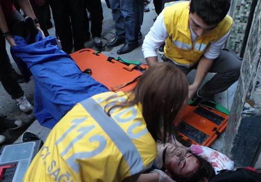 Bann altna yastk konularak tamponla kanamas durdurulmaya allan liseli gen kz, 112 ekipleri tarafndan daha sonra ambulansla Ordu Devlet Hastanesi?ne kaldrld.