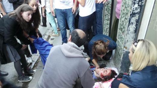 Beyolu'nda 2009 ylnda Trkiye'nin gndemine oturan ve uzun sre tartma konusunu olan Ece Turhan'n yaadklarnn bir benzeri Ordu'da tekrarland. Ders k evine giden lise son snf rencisi 17 yandaki Elif alar'n bana inaatn drdnc katndan sunta dt. Gen kz ar yaraland.