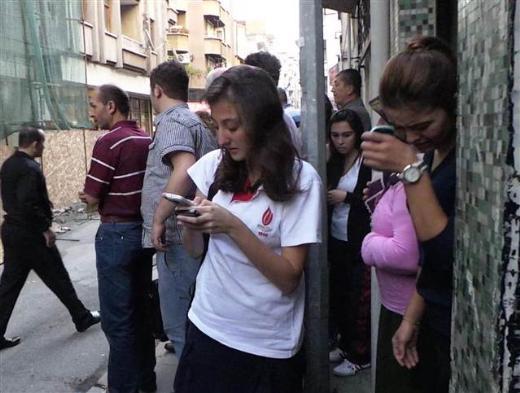 Arkadalar alar'n ailesini telefonla arayarak olay alayarak glkle anlatt.