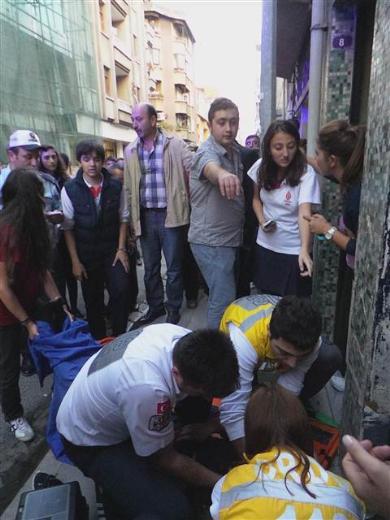 Olay yerine ambulans gelene kadar yerde kvranan gen kz arkadalar sakinletirmeye alp teselli etti.