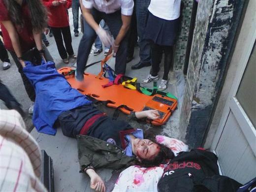 Olay dn akam Ordu'nun Altnordu lesine bal arkiye Mahallesi Bucak Caddesi'nde meydana geldi. Lise son snf rencisi Elif alar 2 arkadayla birlikte ders k yryerek eve giderken, inaat halindeki bir binann 4'nc katndan bana sunta paras dt.