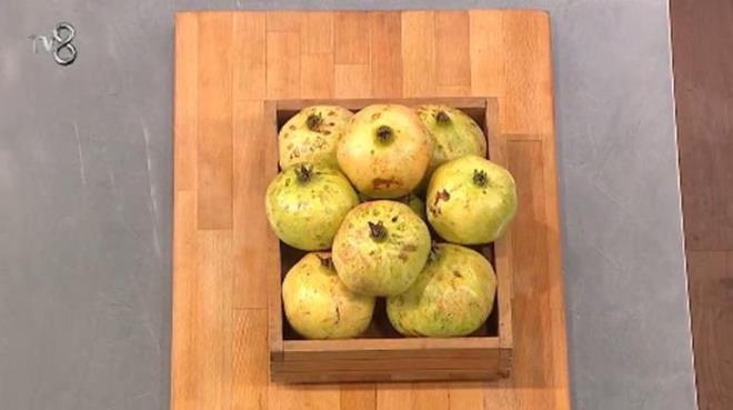 NAR LE YARATICILIK  <p>  efler ilk etapta yarmaclardan nar ile yaratclk yapmalarn istedi. Mehmet ef Gazi Paa Nar ile ilgili yle konutu;  <br>  Masterchef 2024te ilk kak atld Mehmet ef: ki yl aradan sonra ilk  Evet arkadalar narn rengini grdnz. Gazi Paa ekirdeksiz nar. Dier narlardan biraz farkl. 2002 ylnda tescil bavurusu alm, 2023 ylnda corafi iaret alm bir narmz. Doal yollarla biraz mutasyona uram bir nar arkadalar, size verdiimiz nar Gazi Paa'da yetiiyor.  <br>  Ayrt eden zellikleri, bu narn ekirdeklerinin ok yumuak olmas arkadalar. Sofralk olarak tketilir genellikle. Mutasyona uram. Hem rengiyle hem de ekirdek yapsyla biraz farkl bir nar olduu iin verdik arkadalar.