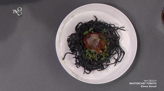 TE EZG'NN O MUHTEEM TABAI<p>    Ezgi taban byle anlatt; efim, Somer ef'in Flying Noodle'n yorumladm. Teknik birebir ayn. Sadece ben hem nar ektirmesi, hem de biraz mrekkep koyarak hamuru renklendirdim. Sonra tabii bu umuyor, ben bir ku yuvas ekli vermeye altm. Ortasna bir bldrcn altm. Bldrcnn sadece but ve kanatlarnda kemik var efim. Onu tutup daha rahat yiyebilmeniz iin.  <p>  TE KNC TURA KALANLAR  <br>  kinci tura kalan isimler Kerem, Semih, Alper ve Hakan oldu.