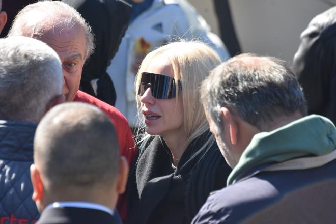 ACI HABER YURT DIINDA ALDI  <p>  Trk Pop mziinin sevilen isimlerinden Glen?in babas Arslan Bayraktar, Gaziantep'te olunun evinde geirdii kalp krizi sonucu yaamn yitirdi.