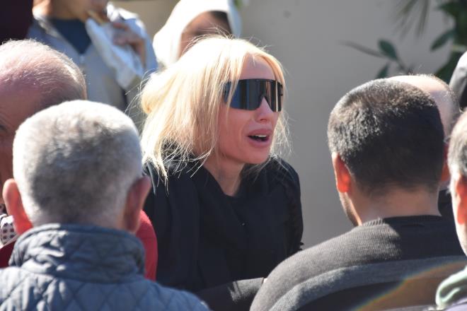 Gaziantep'te geirdii kalp krizi sonucu hayatn kaybeden arkc Glen olakolu?nun babas Arslan Bayraktar (79) memleketi Ordu?da topraa verildi. Glen, cenazede taziyeleri kabul etti.