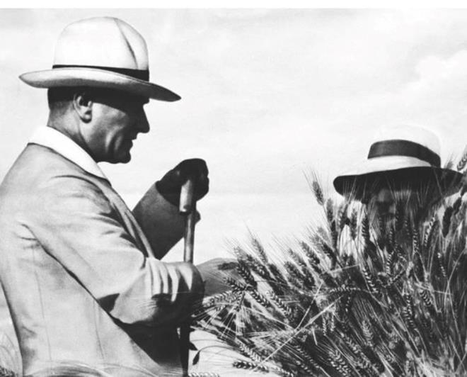 "Gelecek nesillerin Trkiye de Cumhuriyetin ilan gn, ona en merhametsizce hcum edenlerin banda, cumhuriyetiyim iddiasnda bulunanlarn yer aldn grerek aracaklarn asla farz etmeyiniz! Bilkis, Trkiye'nin mnevver ve cumhuriyeti ocuklar, byle cumhuriyeti geinmi olanlarn hakik zihniyetlerini tahlil ve tesbitte hi de tereddde dmeyeceklerdir."