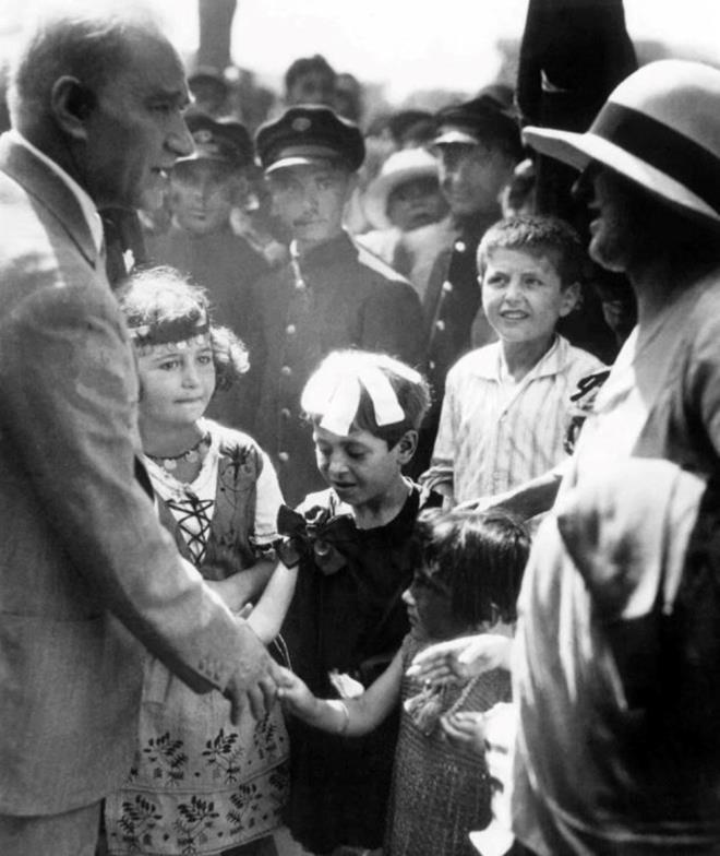 ATATRK'N CUMHURYET LE LGL SZLER<p>    "Cumhuriyet dnce serbestlii taraftardr. Samim ve meru olmak artiyle her fikre hrmet ederiz. Her kanaat bizce muhteremdir. Yalnz muarzlarmzn insafl olmas lzmdr. "  <p>  "Cumhuriyet rejimi demek, demokrasi sistemi ile devlet ekli demektir. Biz Cumhuriyeti kurduk, o on yan doldururken demokrasinin btn icaplarn sras geldike uygulamaya koymaldr."