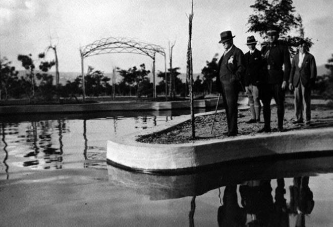 "Trk milletinin tabiat ve detlerine en uygun olan idare Cumhuriyet idaresidir."<p>    "Cumhuriyet, yeni ve salam esaslariyle, Trk milletini emin ve salam bir istikbal yoluna koyduu kadar, asl fikirlerde ve ruhlarda yaratt gvenlik itibariyle, bsbtn yeni bir hayatn mjdecisi olmutur"  <p>  "Trkiye Cumhuriyeti mesut, muvaffak ve muzaffer olacaktr."