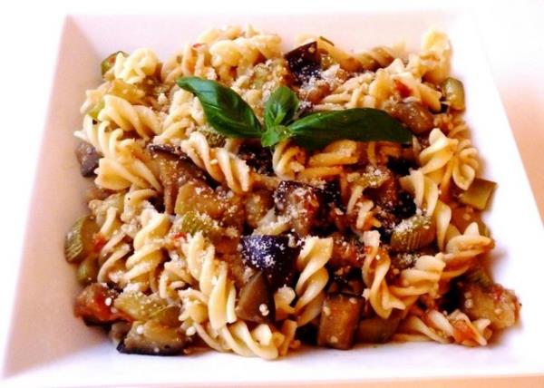 Soslu yemek, salata ve et severler bu lezzete kar koyamyorlarsa, normal sos miktarnn yars kadar kullanmalar gnlk 100 kalori daha az almalarna yardmc olacaktr.