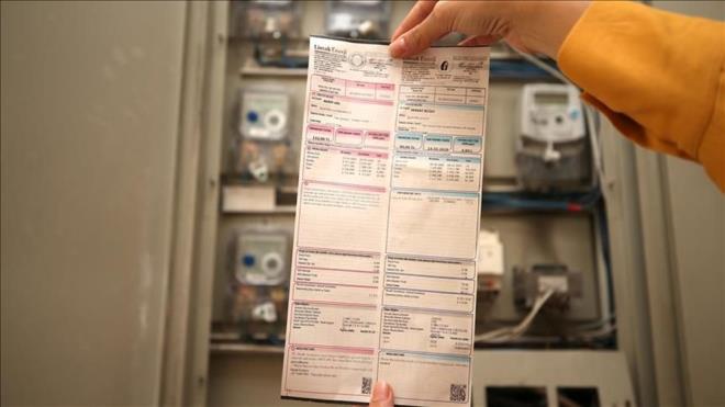 KA K ETKLENECEK?<p>    Trkiye'de yaklak 40 milyon mesken abonesi bulunduunu, bunun da yzde 3'nn yani 1,2 milyon abonenin bu durumdan etkileneceinin altn izen Bayraktar, "Bunlar da dediim gibi yksek tketim grubu olan, evi byk olan, evinde daha ok elektrikli eya kullanan, belki elektrikli arac olan kesimler bunlar da elektrik fiyatn daha maliyetine uygun ekilde deyecek. Dzenleme bunu ieriyor" dedi.