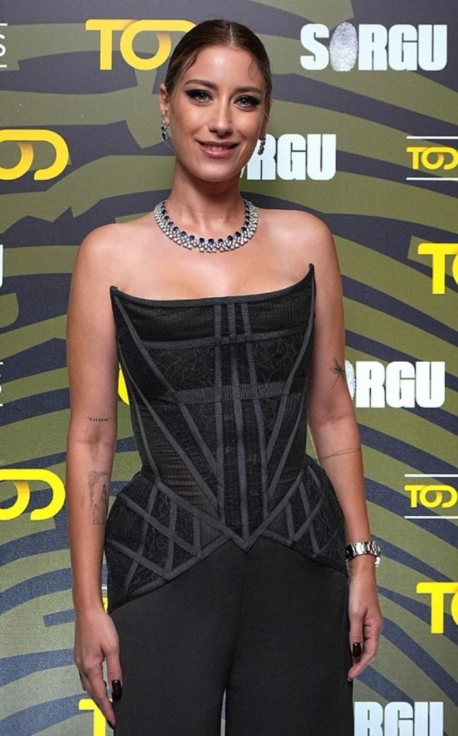 ki ocuk annesi Hazal Kaya baarl oyunculuu ve gzelliinin yan sra verdii kilolarla da dikkat ekiyor. Adeta ine iplie dnen Kaya zayflama srrn ak ak verdi. Kaya unlar syledi: