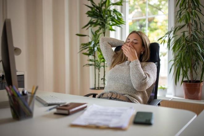 Uyku ve stresin beyin scaklnda deiimlere neden olduu dnlyor. rnein uykusuzluun beyin scakln artrd biliniyor. Esnemenin uyku ve yorgunlukla ilikili olmasnn nedeni beyin scakl zerindeki etkileri olabilir.