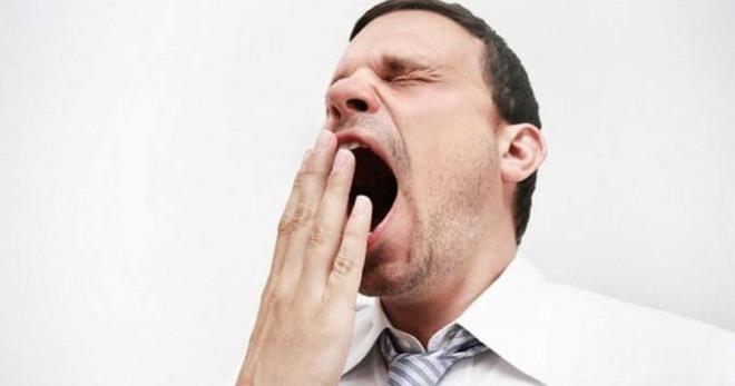 NEDEN UYUMADAN VE UYANDIKTAN SONRA ESNERZ?    Peki neden genellikle uyumadan nce, uyandktan sonra ya da skldmz zamanlarda esneriz? Arl vcut arlnn %2?si kadar olan beyin, toplam enerji tketiminin ise %20?sinden sorumludur.