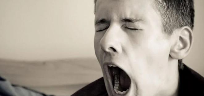 KLER ARASINDAK YAKINLIK ETKL    talya'daki Pisa niversitesi bilim adamlar, sonular PLoS One dergisinde yaymlanan aratrmada, esneyen kiiye yaknlk derecesi ne kadar ileriyse o esnediinde karsndakinin de esneme ihtimalinin o kadar yksek olduunu tespit etti.Esneyen akrabaysa en youn ekilde taklit edilirken, arkada ve tandklarda bu durum biraz daha azald, hi tannmayan kiide zayf olarak ortaya kt.