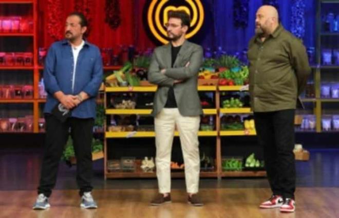 MasterChef Trkiye'de, yarmaclar arasndaki rekabet, her geen hafta daha da alevleniyor. Jri yeleri Mehmet Yalnkaya, Danilo Zanna ve Somer Sivriolu heyecan dolu anlara tanklk ederken, yarma ekibinden alnan yeni karar ise artt.