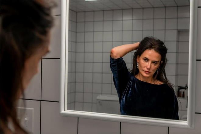 SEYRCLER SALONU TERK ETT    Daily Mail'in haberine gre, gerilim trndeki film, baz sinemaseverleri ierdii vahet sahneleri nedeniyle olduka zorlad.    Filmdeki sahnelerin, seyircilerde "travma etkisi yaratt" ve seyircilerin te birinin sinema salonunu terk etmesine neden olduu belirtildi.    "OK FAZLA KAN VE VAHET VAR"    Filmdeki "tyler rpertici" sahneler, sosyal medyada byk tepkilere yol at. Baz seyirciler, filmi akllarndan karamadklarn sylerken bazlar hasta gibi hissettiklerini syledi.    Film hakknda "ok fazla kan ve vahet var", "Baylacakm gibi hissettim", "Filmin sonuna doru en az 20 kii salonu terk etti. ok acmaszd" ve "ou kii filmi yzn elleriyle kapatarak izledi" gibi yorumlar yapld.