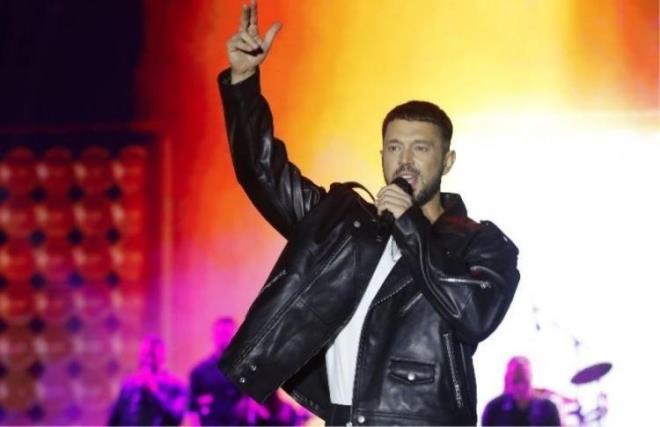 Murat Boz, zmir'de verdii konserde stanbul'dan tanma planlarnn olduunu duyurdu.