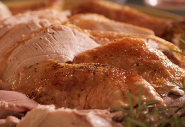 <p><b>YAI AZALTILMI PAKET HND</b></p>    Genellikle ylbanda tketilen ve paket halinde satlan yasz hindiler taze kalmalar iin yksek derecede sodyum ieriyor.