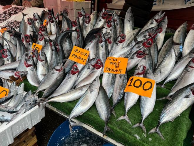 Fiyatn dmesiyle birlikte vatandalar tezgahlara youn ilgi gsterdi.