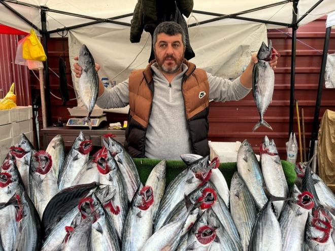 Balk Oktay Ertrk, ?Palamut fiyatlarnda d var. Kaymz yine balk yakalad. Baln fiyatn 100 liraya drdk. Balklarn 1 tanesi 1,5 kg geliyor. steyen alr dolabna koyar.