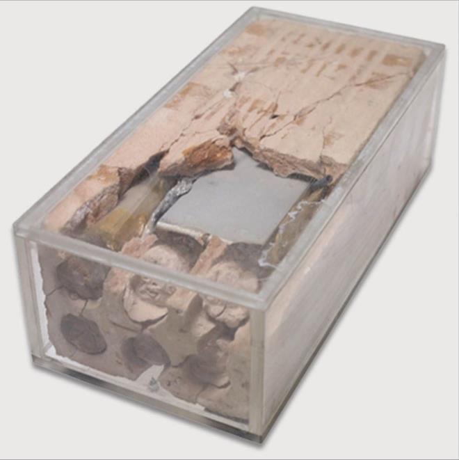 Tula iine gizlenmi dinleme cihaz, gizli kameral robot kravat, ayakkab topuuna gml gizli ses kayt cihaz ile Avrupa'da bir Trk bykelilik binasnda bulunan dinleme cihaz paylalan fotoraflar arasnda yer ald.