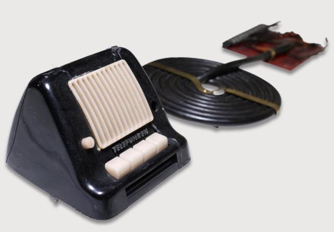 1965 ylnda Avrupa'daki bir Trk bykelilik binasnda MT alanlar tarafndan ele geirilen diyafon ile ilgili paylalan bilgide, sz konusu diyafonun bykelinin odasnda gizli dinleme yapmak iin kar lkenin istihbarat casusu tarafndan kullanld belirtildi.    Tula iine yerletirilmi dinleme cihaznn da yine 1976'da Avrupa'daki bir Trk bykelilik binasnda bulunduu belirtildi.