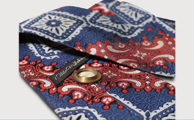 ROBOT KRAVAT    Paylalan dier bilgilere gre; 1965-1980 yllar arasnda ise bro grnml ve 1,5 santimetre apndaki bir kamera sayesinde operasyonlarda grnt almay salayan robot kravatlar kullanld.