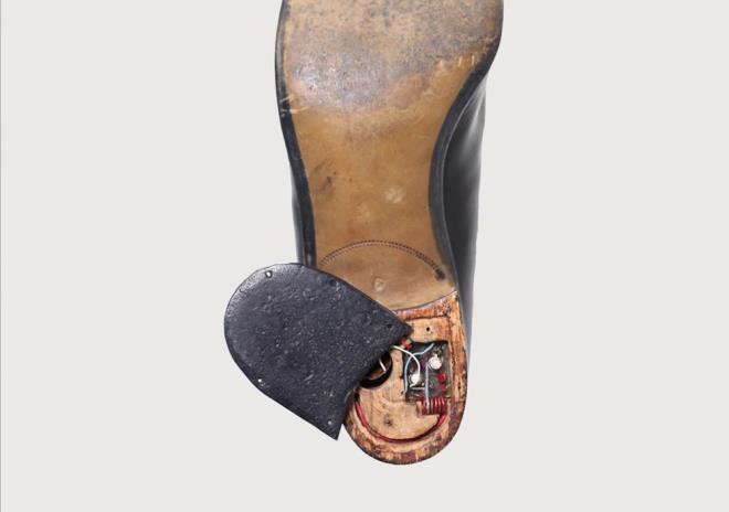 MT ve eitli istihbarat servisleri tarafndan 1965'ten 2000'li yllarn balarna kadar kullanlan cihazlar ve objeler, tekilatn resmi internet sitesindeki "zel koleksiyon' blmnde ziyaretilerin eriimine ald.    stihbarat ajanlar tarafndan gizli takip ve casusluk faaliyetlerinde kullanlan dinleme cihazlarnn yerletirildii eya ve objeler dikkat ekti.